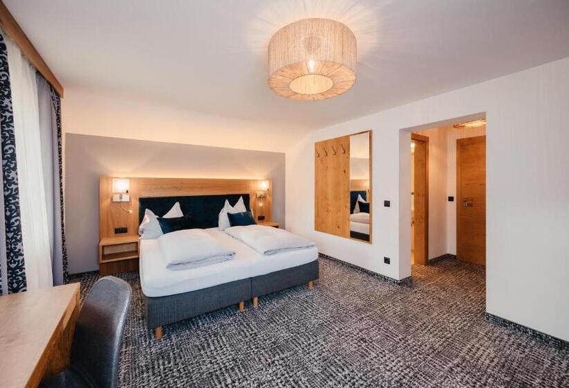 Quarto Triplo Estandar com Sacada, Gasthof Schützenhof