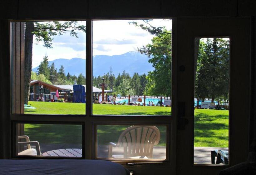 Номер Стандарт Вид на Бассейн, Fairmont Hot Springs Resort