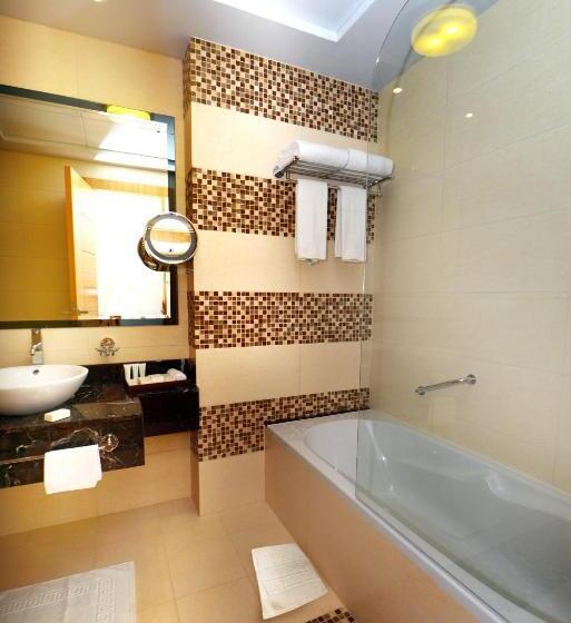 Номер Премиум Вид на Озеро, Copthorne Hotel Sharjah
