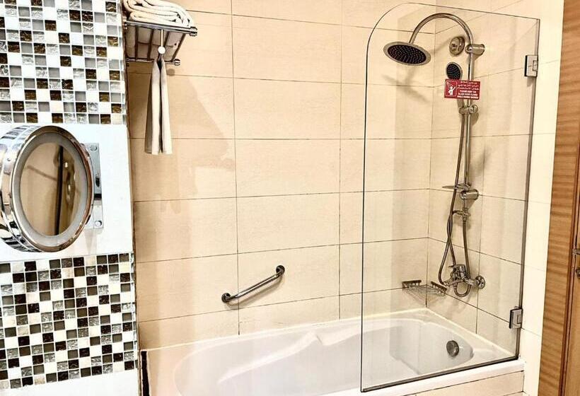 Номер Премиум Вид на Озеро, Copthorne Hotel Sharjah