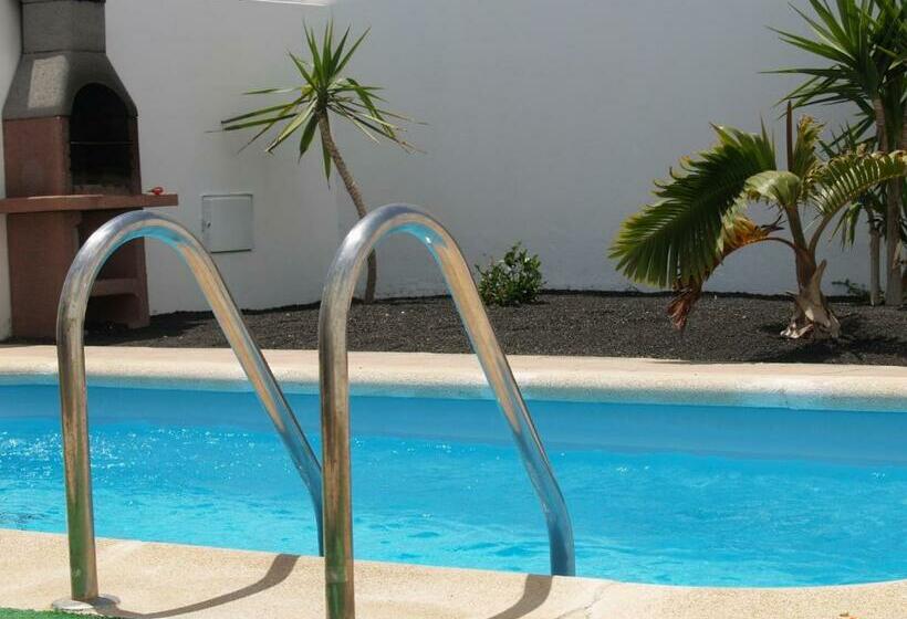 Вилла 3 Спальни с Бассейном, Villas Puerto Rubicon