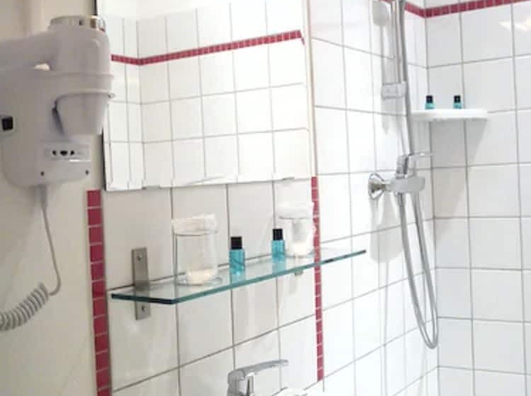 Quarto Triplo Estandar, Carmin