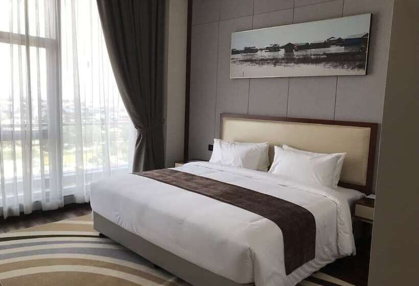 اتاق لوکس با چشم‌انداز شهر, V V Hotel Battambang