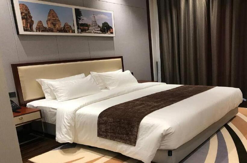 اتاق لوکس با چشم‌انداز شهر, V V Hotel Battambang
