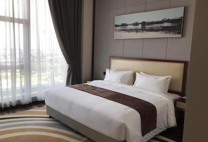 اتاق لوکس با چشم‌انداز شهر, V V Hotel Battambang
