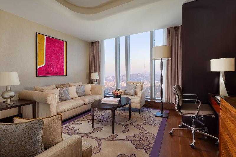 سوئیت جونیور با تخت بزرگ, The Ritzcarlton, Almaty
