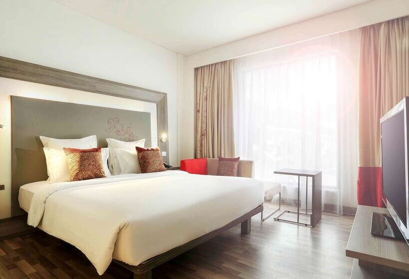 اتاق سوپریور با چشم‌انداز استخر, Novotel Banjarmasin Airport