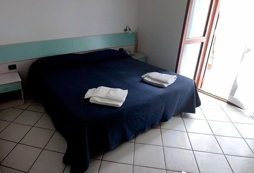 غرفة قياسية ثلاثية, Th Pizzo Calabro   Porto Ada Village