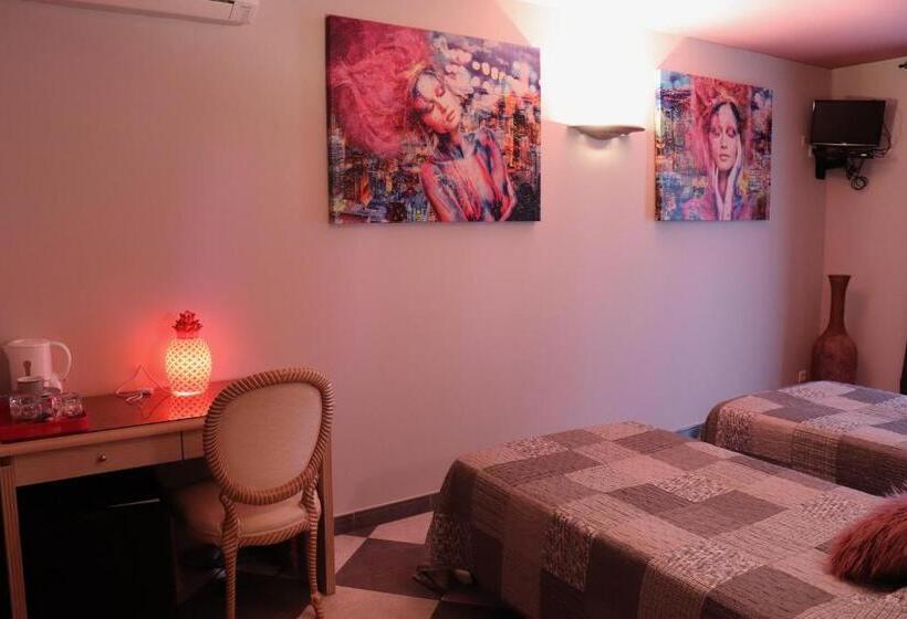 اتاق لوکس با چشم‌انداز استخر, La Casa Color
