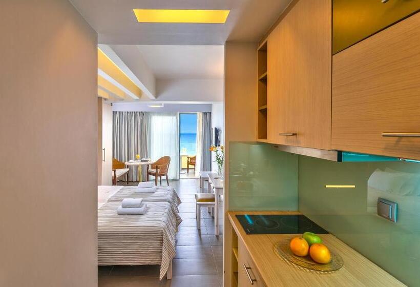 Трехместный Superior Вид на Море, Palm Beach Hotel Apartments