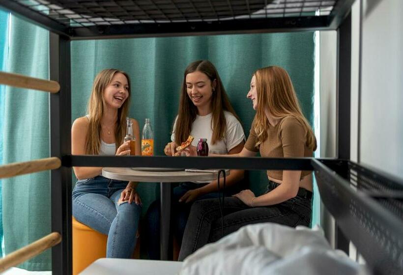 Кровать в Общей Комнате, a&o München Laim