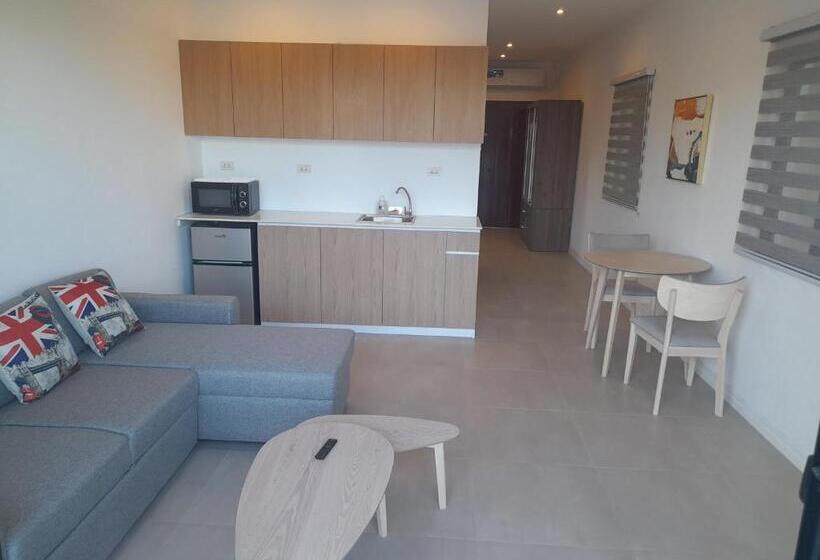 سوییت با چشم‌انداز استخر, Bohol Jewel Resort