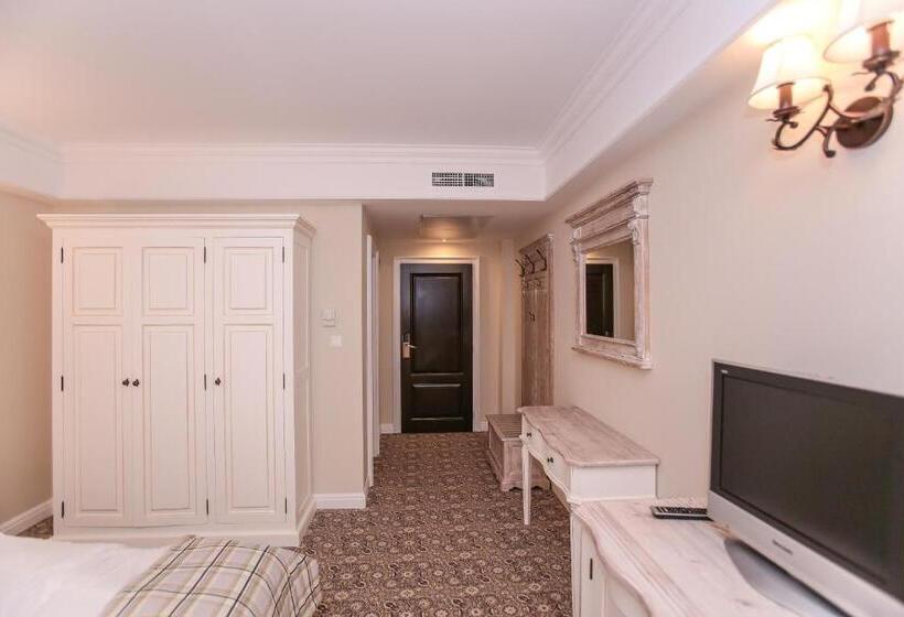 غرفة قياسية مزوَّدة بشُرفة, Pensiunea Dimitrios & Spa   Băile Herculane  Valea Cernei Terapie Spa  Relaxare A Minții și A Trupul