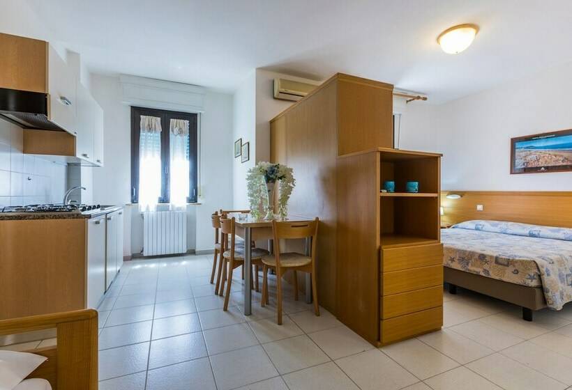 Escritório Clássico, Isa Double Room In Hotel With Swimming Pool In Marina Di Cecina, Just 10 Meters From The Sea