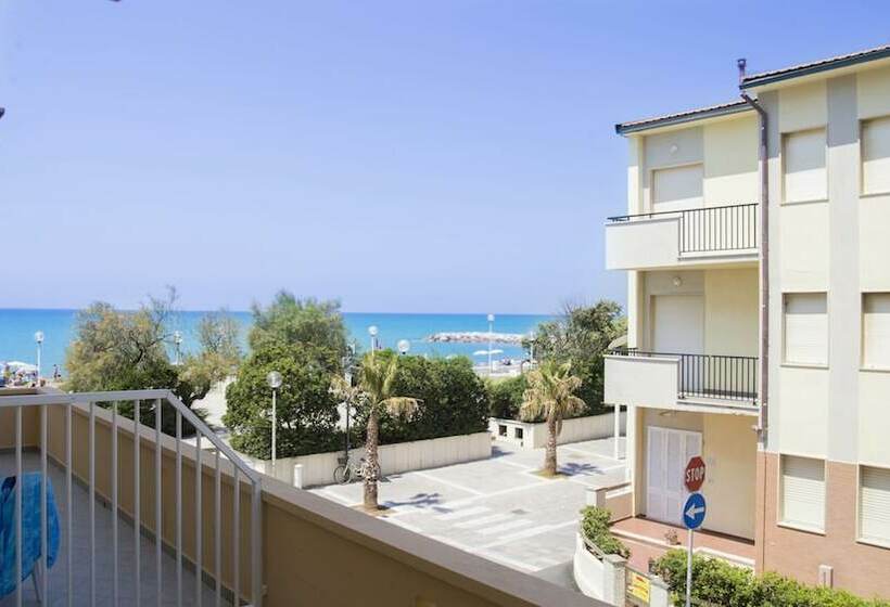 Estúdio Comfort, Isa Double Room In Hotel With Swimming Pool In Marina Di Cecina, Just 10 Meters From The Sea