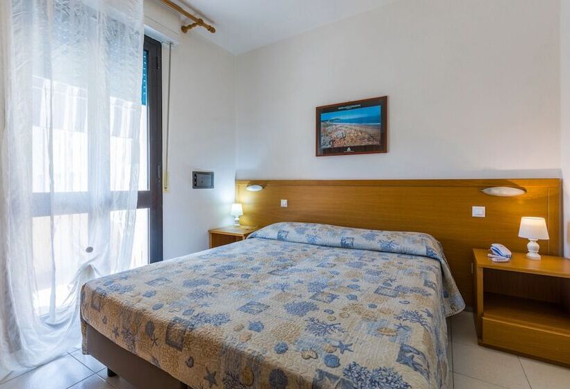 Estúdio Comfort, Isa Double Room In Hotel With Swimming Pool In Marina Di Cecina, Just 10 Meters From The Sea