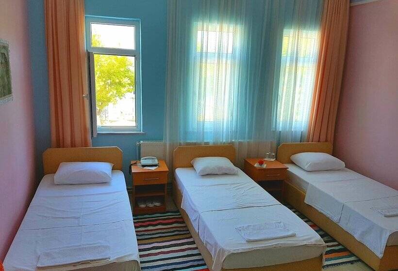 Habitación Triple Estándar, Yali Otel