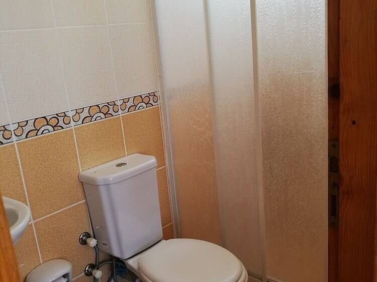 Habitación Triple Estándar, Yali Otel