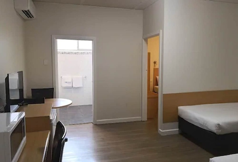 패밀리 룸, Dandenong Motel