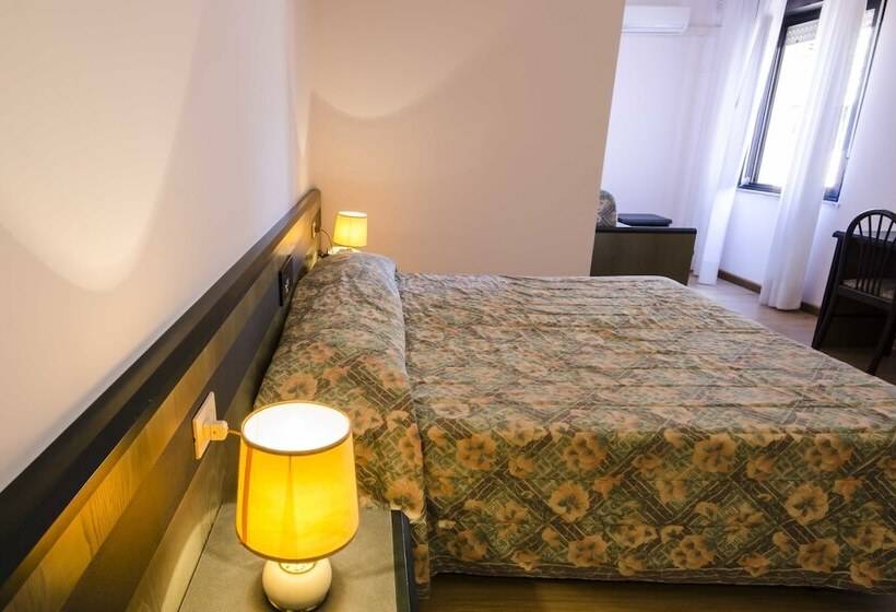 Quarto Triplo Estandar, Torre Del Sole
