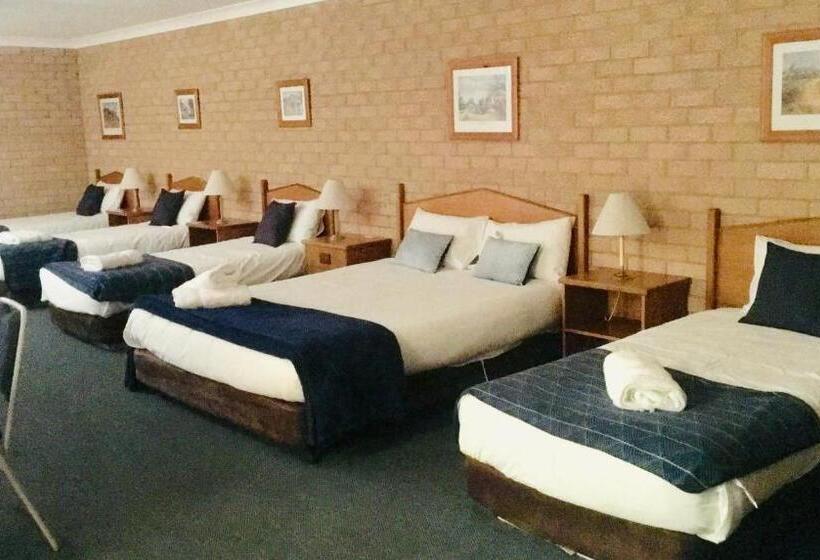 Семейный Номер, Golden Chain Aalana Motor Inn