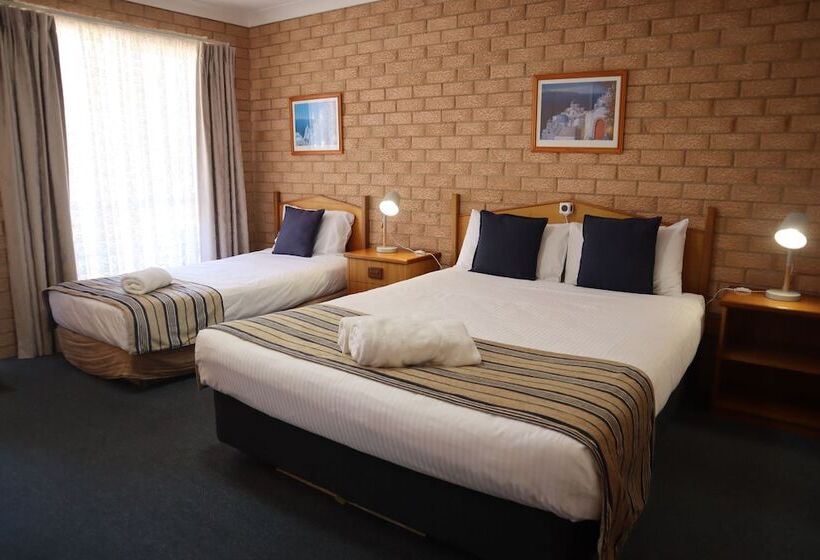 Семейный Номер, Golden Chain Aalana Motor Inn
