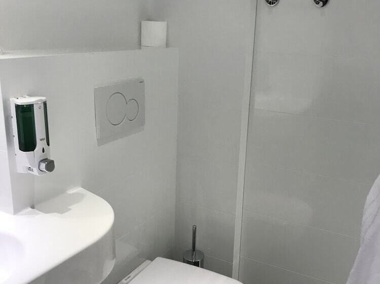 Номер Стандарт Трехместный, Brit Hotel Marvejols