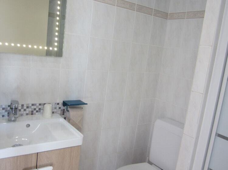 Номер Стандарт Трехместный, The Originals Access, Hôtel Les Iris, Bercksurmer