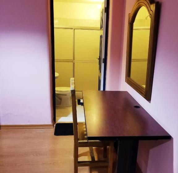 4인용 스탠다드 룸, Travellers Inn