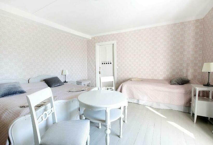 Family Room Shared Bathroom, Tammiston Bed&breakfast