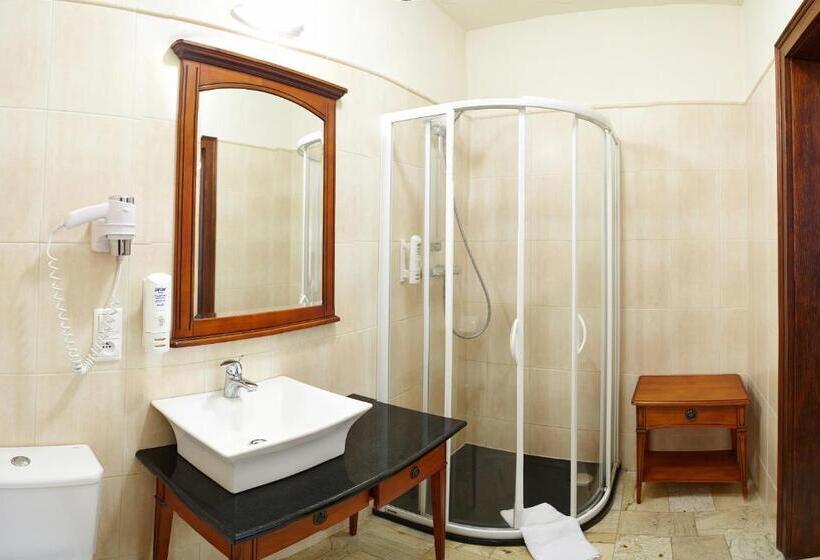 Полулюкс Повышенной Комфортности, Zamek Na Skale