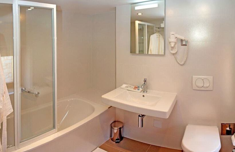Family Suite, Monika
