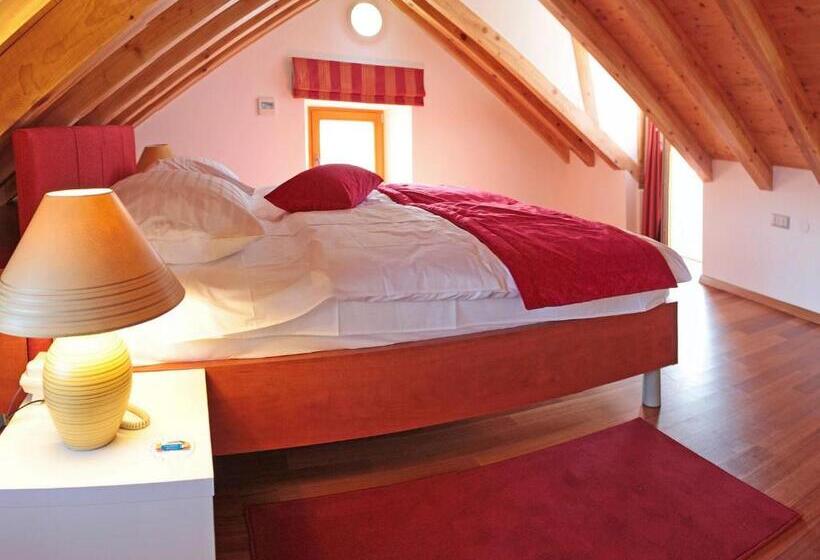Family Suite, Monika