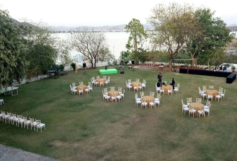 Quarto Deluxe, Devendragarh Palace   Luxury Paying Guest House