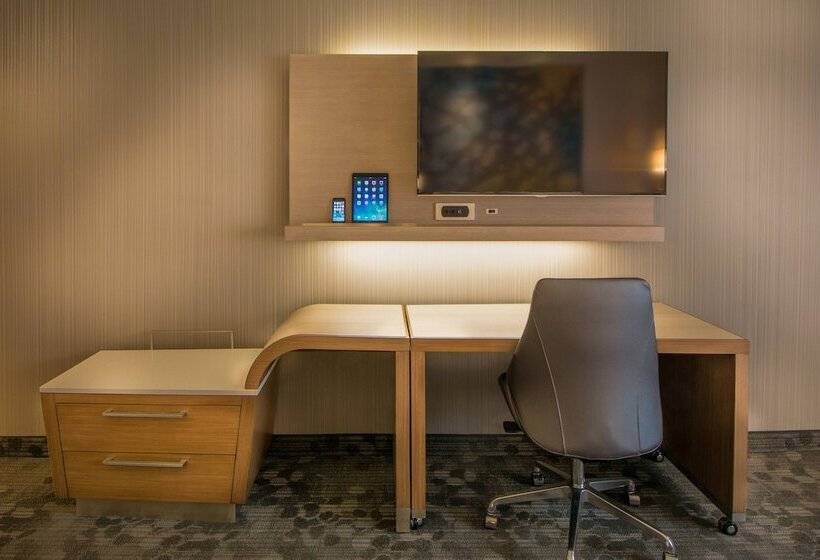 Люкс, Courtyard By Marriott Winnipeg Airport