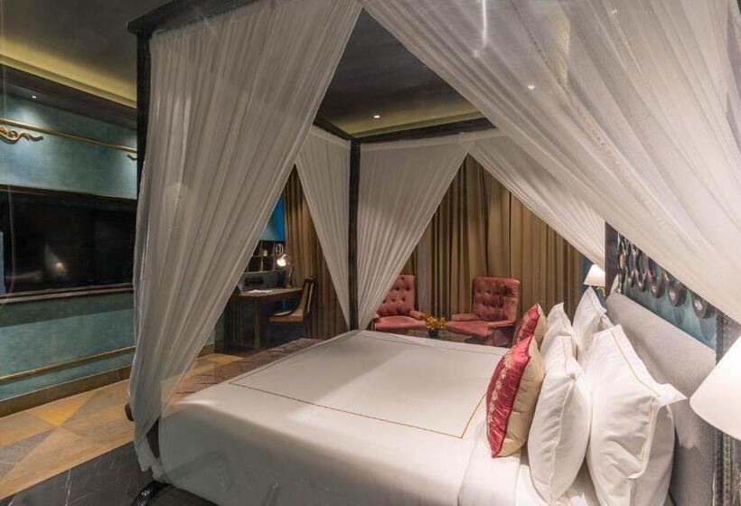 Suíte Cama King, Historia Royal