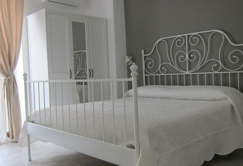 标准间, Federico Secondo B&b