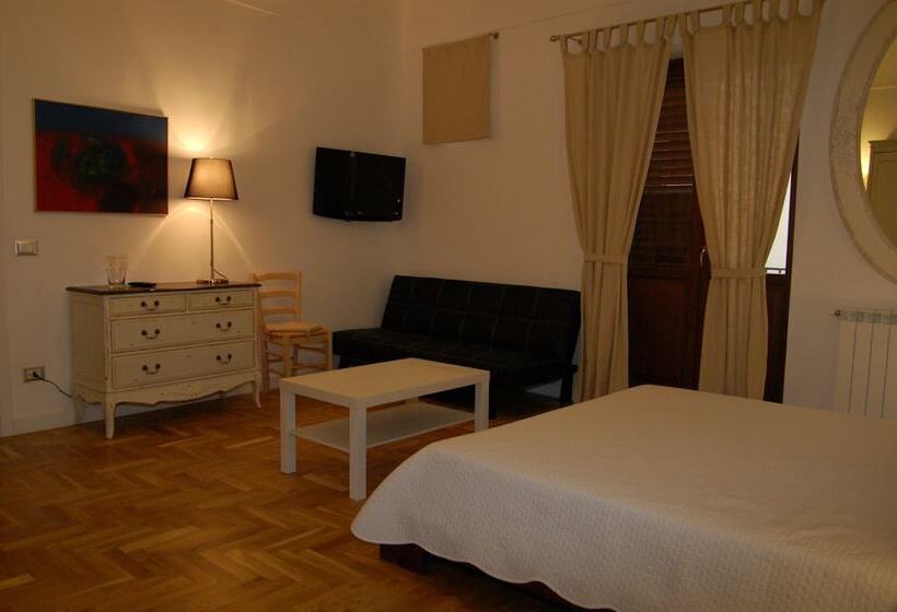 标准间, Federico Secondo B&b