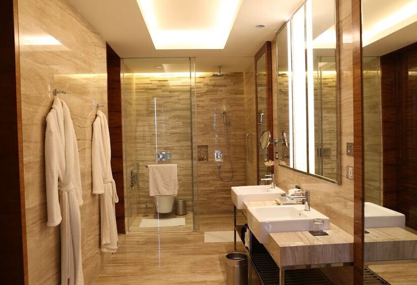 اتاق کلاب, Taj City Centre  Gurugram
