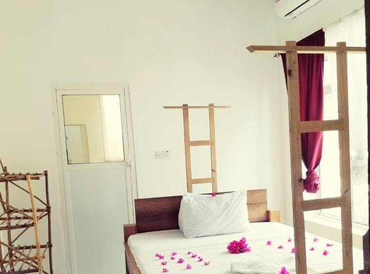 Номер Стандарт Трехместный, Room In Bb   Room Ally At The Beach For 2 3 Guests