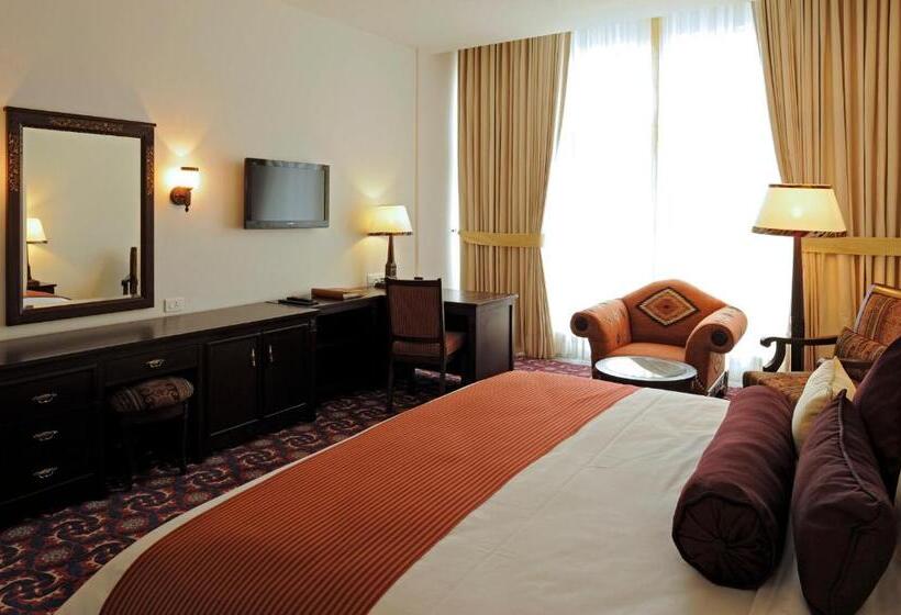 اتاق اجرایی با تخت بزرگ, Dushanbe Serena