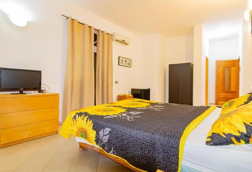 Escritório Estándar, Villa Capri
