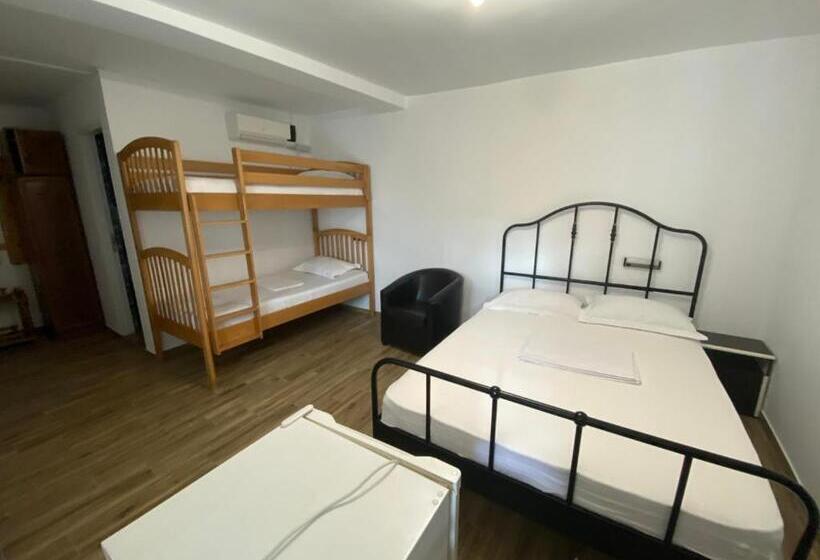 اتاق استاندارد چهار تخته, Casa Ciobi