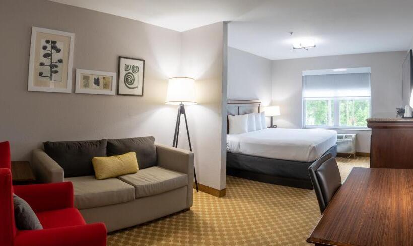 מיטת קינג בסוויטה, Country Inn & Suites By Radisson, Wilmington, Nc