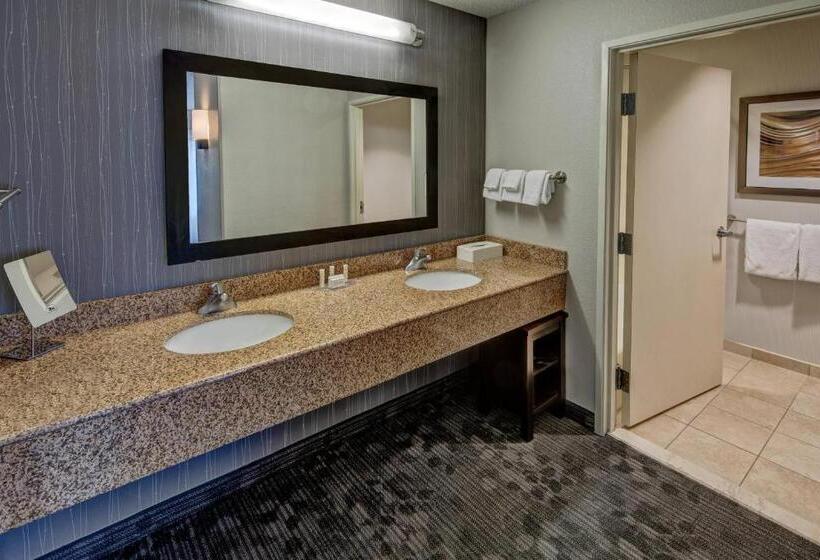 스위트 킹사이즈 침대, Courtyard By Marriott Troy
