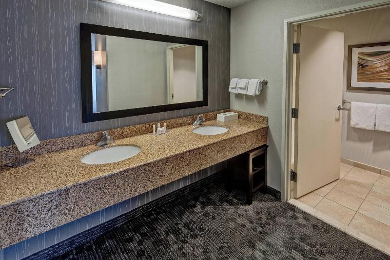 스위트 킹사이즈 침대, Courtyard By Marriott Troy