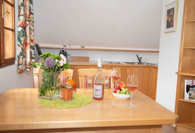 سوییت جونیور, Weinberghof & Weingut Lagler