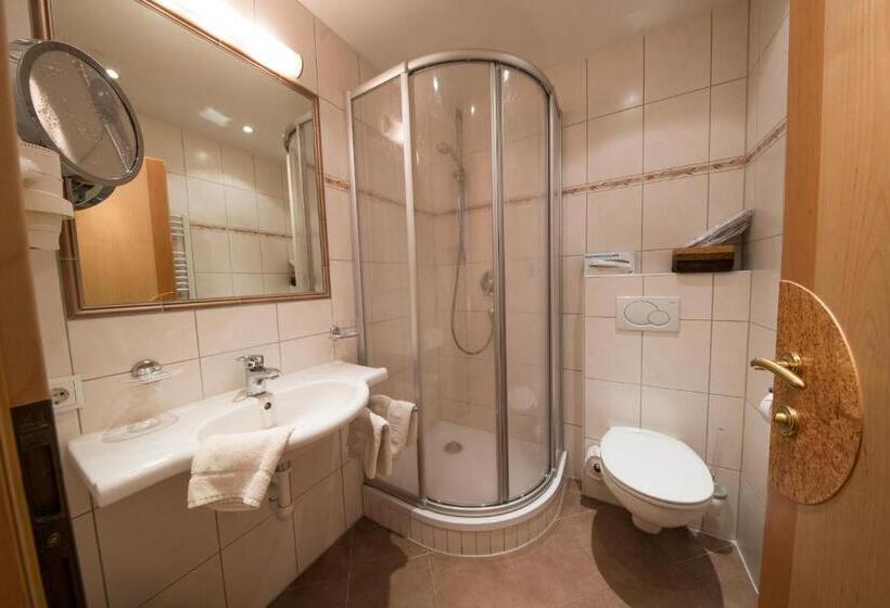 Трехместный Номер Стандарт с Балконом, Superior Hotel Persal