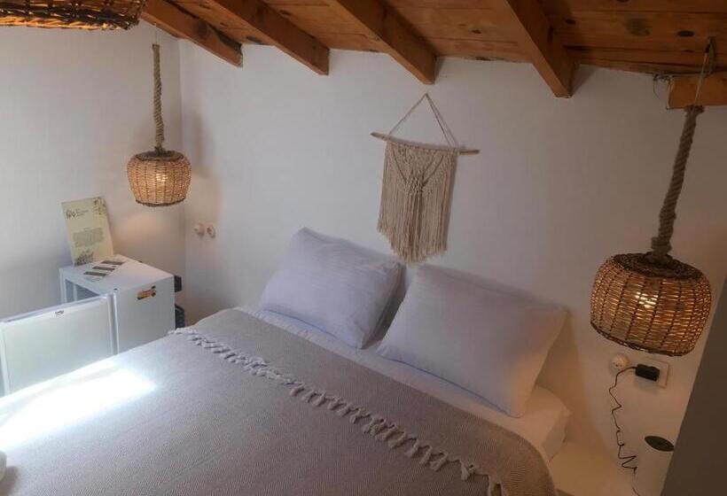 Quarto Estandar, Bo Alacati