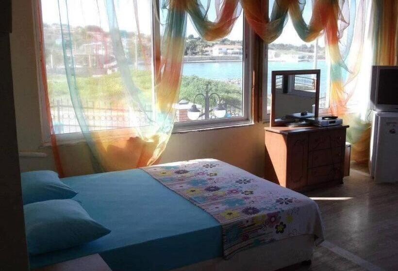اتاق استاندارد چهار تخته با چشم‌انداز دریا, Yona Motel